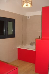 salle-de-bain-rouge-laque